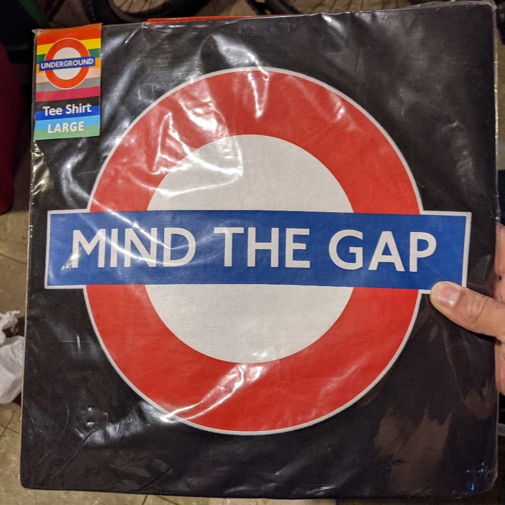 Tee shirt mind the gap